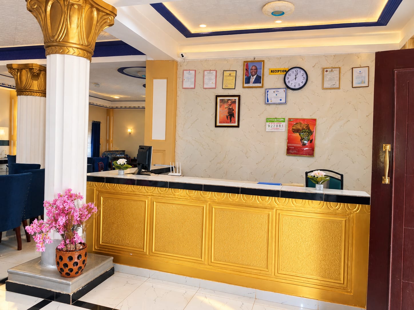 LE-VOYAGE 24/7 front desk reception counter